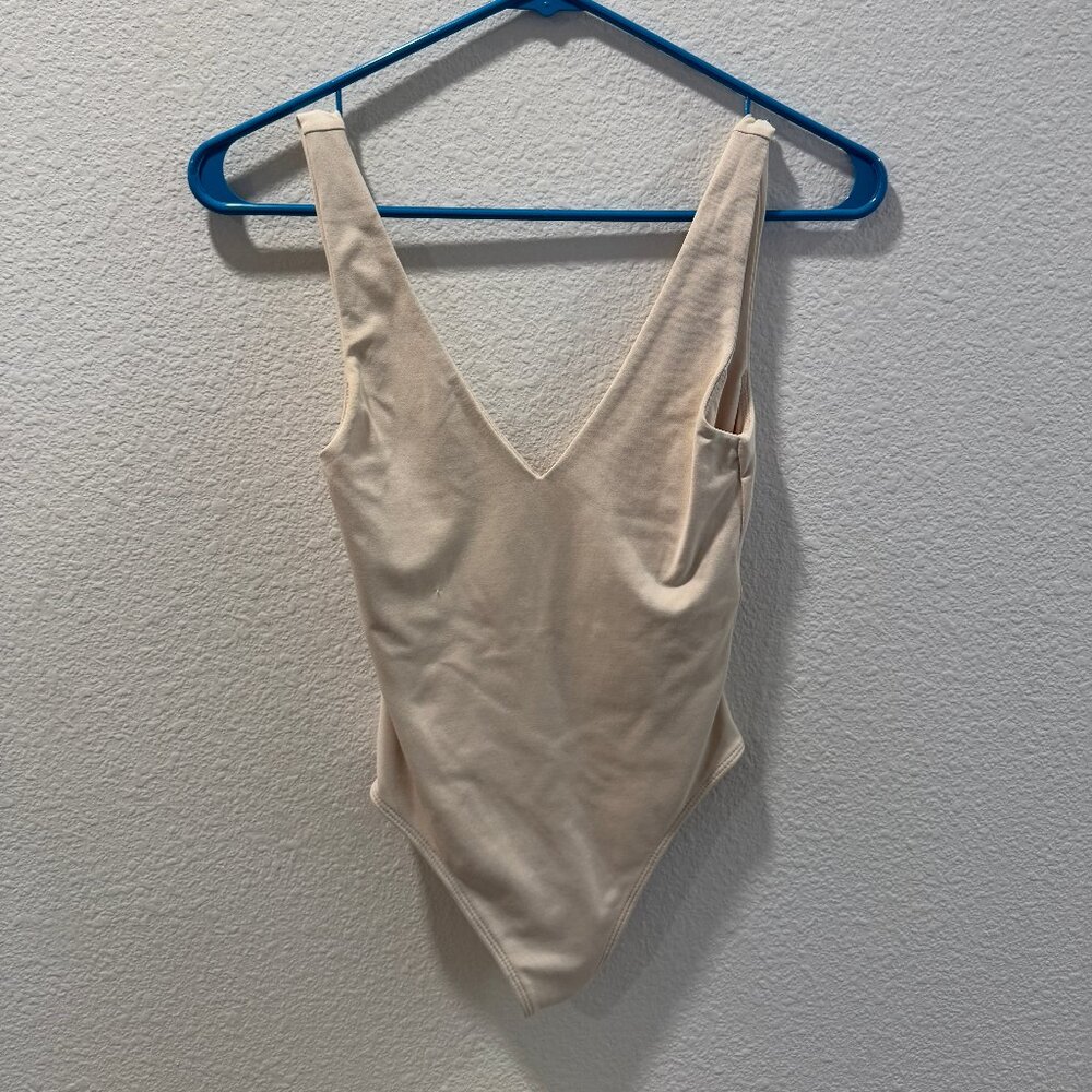 Aritzia Babaton Contour V-neck Bodysuit (XS - Light Denude)